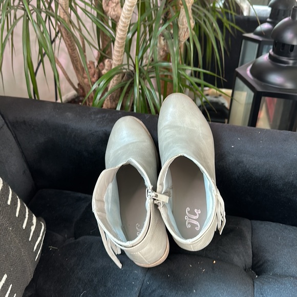 Grey Journey Fringe Booties Size 8 - Picture 7 of 7